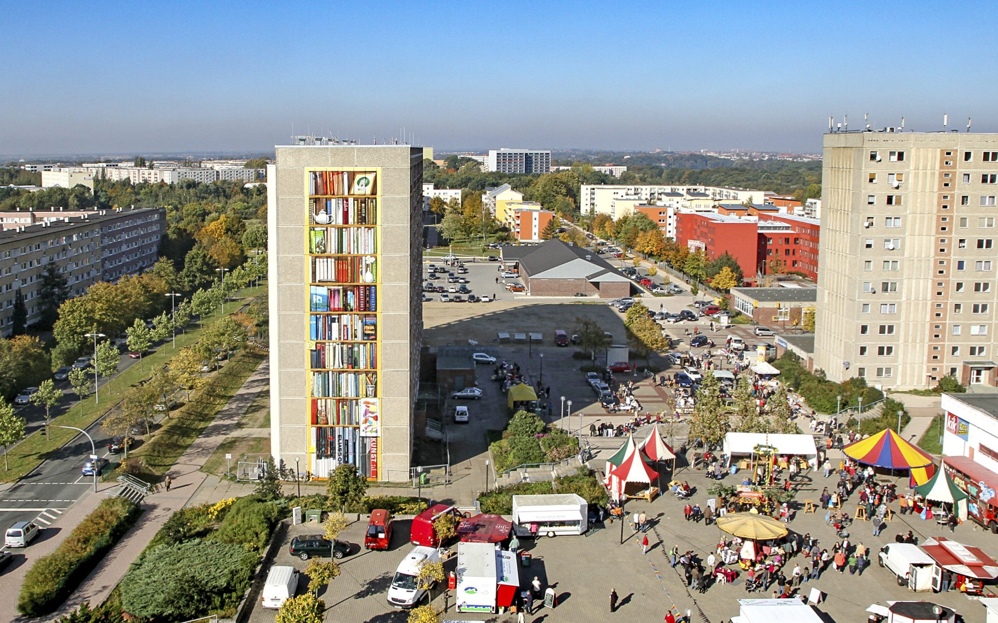 GRACO-Schwerin-Buchregal-Fassadenmalerei-Gesamtansicht GRACO-Schwerin-Buchregal-Fassadenmalerei-Gesamtansicht